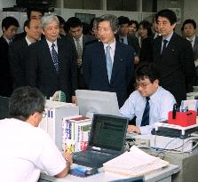 Koizumi cheers staff working on his e-mail magazine